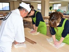 足踏みをするように、ビニール袋の上から生地を押さえつけて熟成させます。