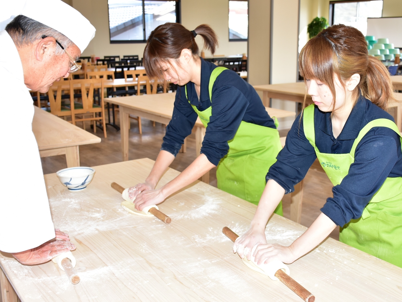 生地を麺棒で延ばしていきます。