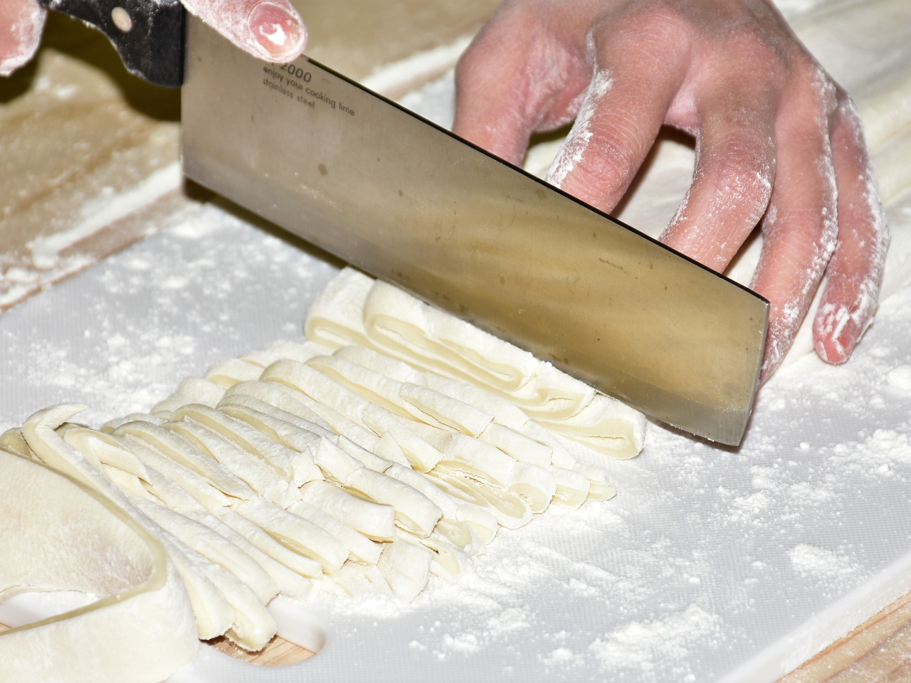 生地を三段に折り畳み、麺を3mm幅に切ります。