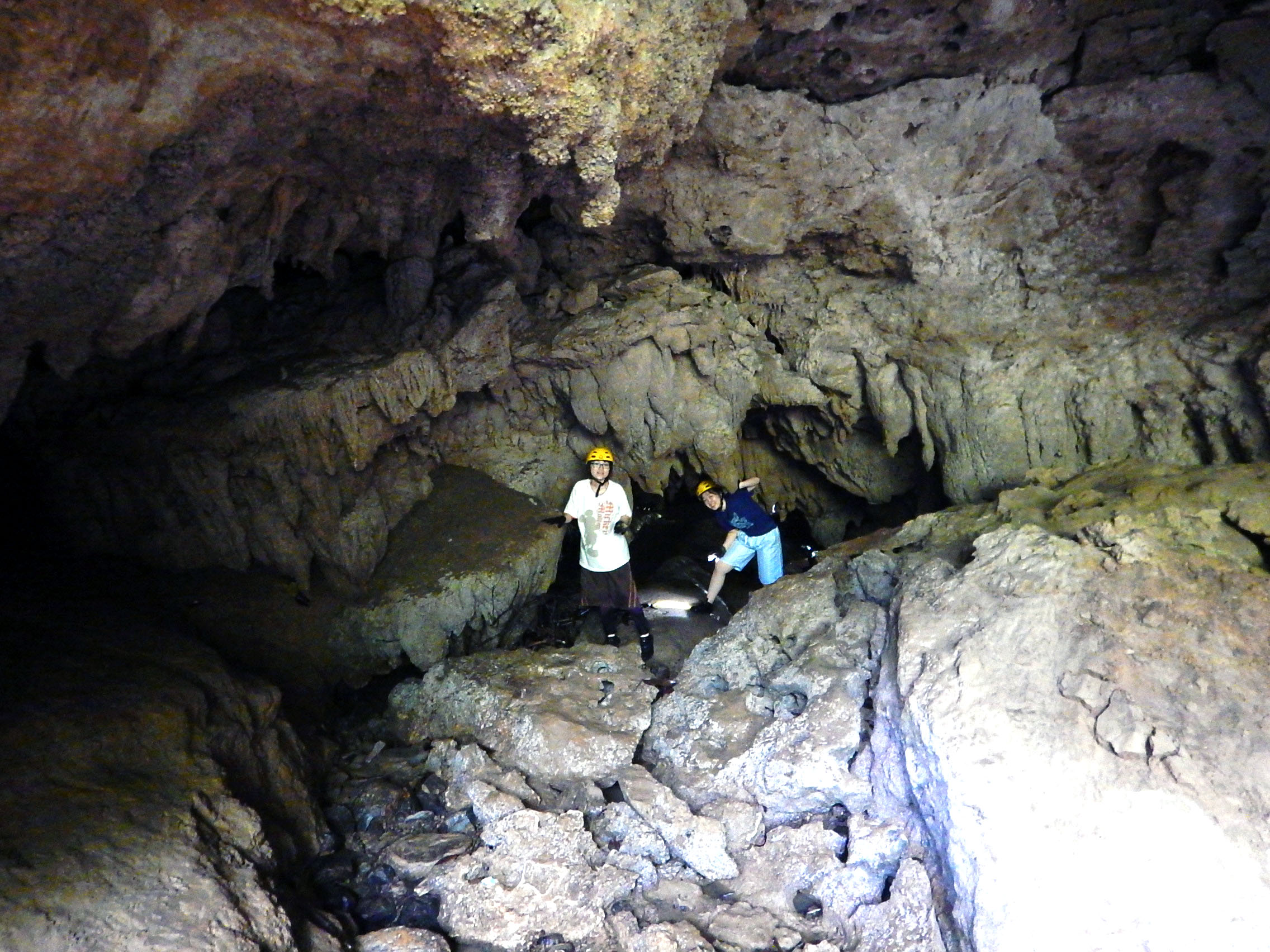 お父さんも一度は憧れた、探検隊気分!ヘルメットにヘッドライトを付けて洞窟探検に出発!!