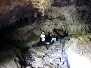 お父さんも一度は憧れた、探検隊気分!ヘルメットにヘッドライトを付けて洞窟探検に出発!!