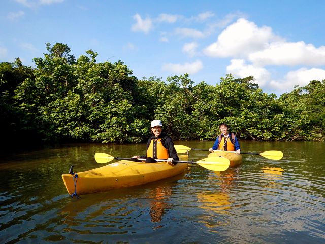 初心者でも安心。しっかりレクチャーをした後、穏やかなマングローブの川を40分程漕ぎます。