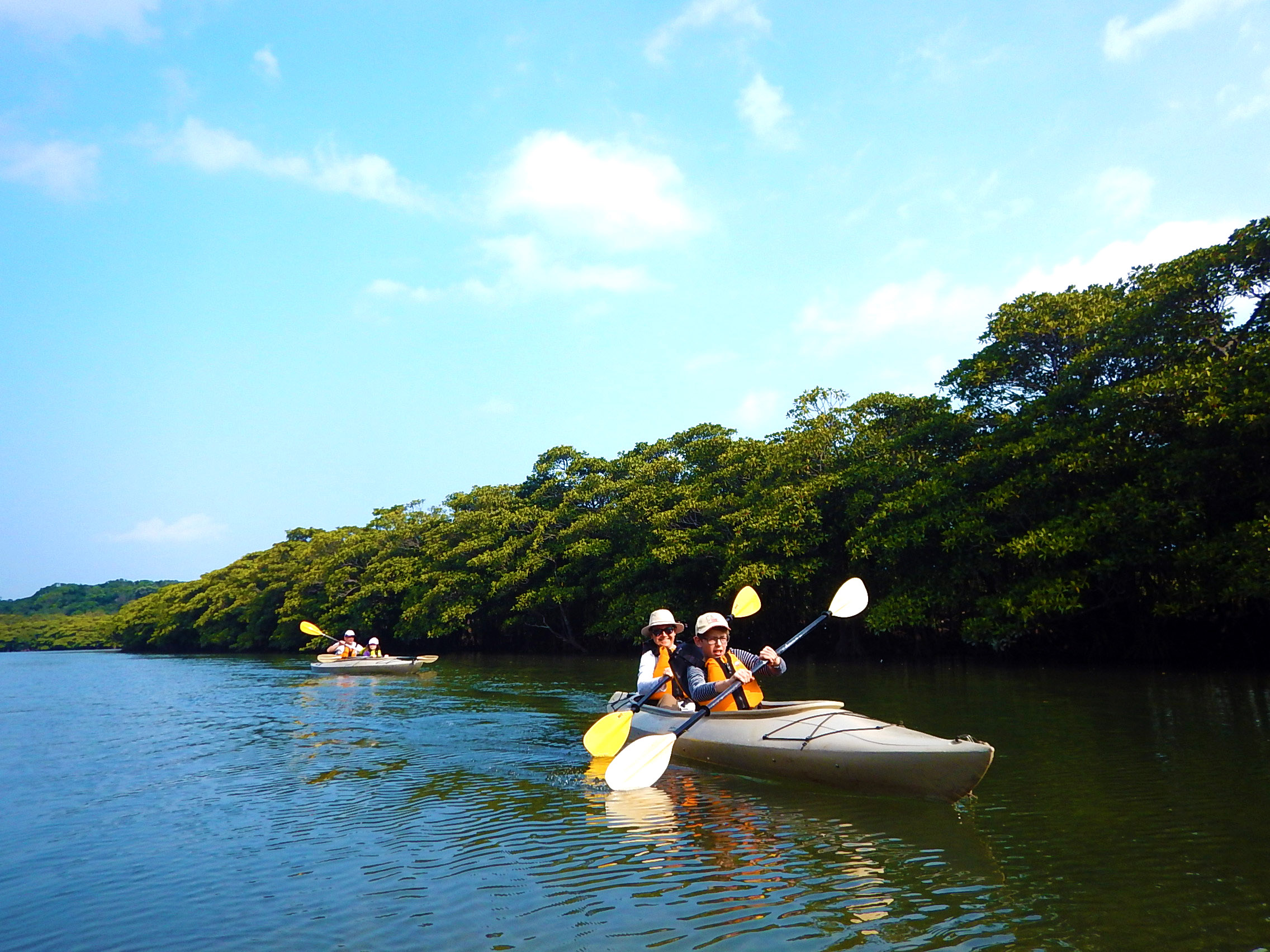 初心者でも安心。しっかりレクチャーをした後、穏やかなマングローブの川を40分程漕ぎます。