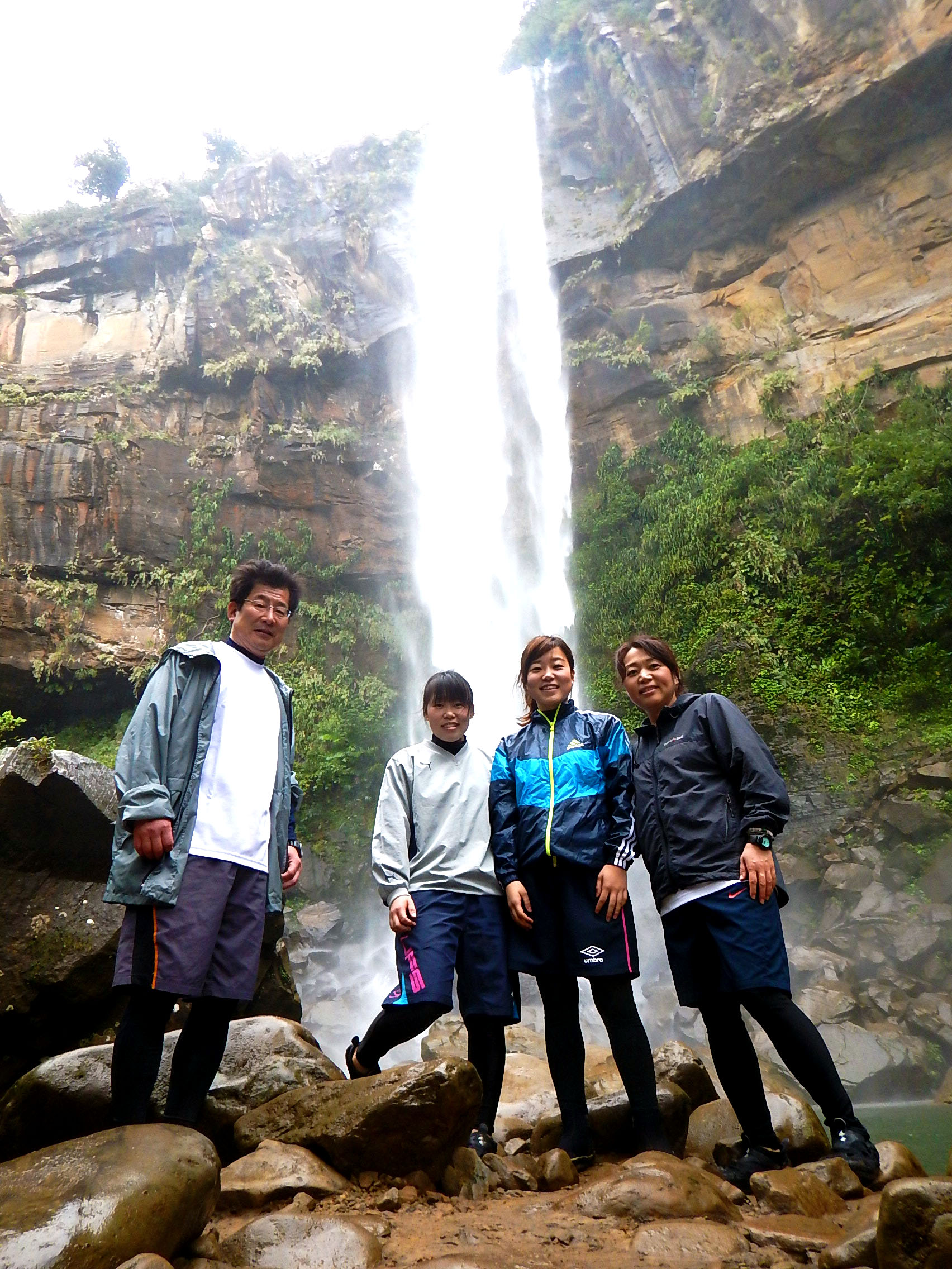 沖縄県一のピナイサーラの滝壺へ