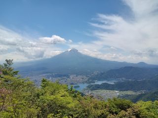 黒岳山頂付近から見る河口湖と富士山