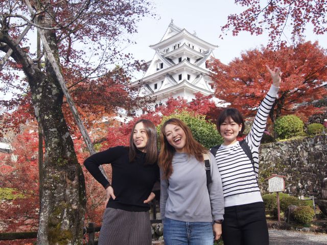 郡上八幡城へも電動アシスト付きなのでらくらく上っていけます