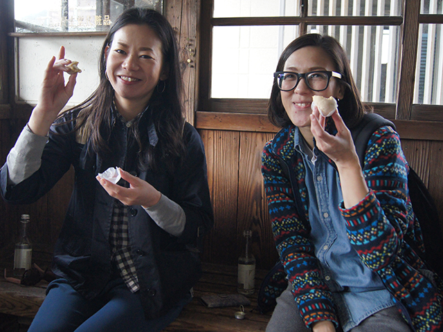 古い駅舎で食べる絶品のクリーム大福!