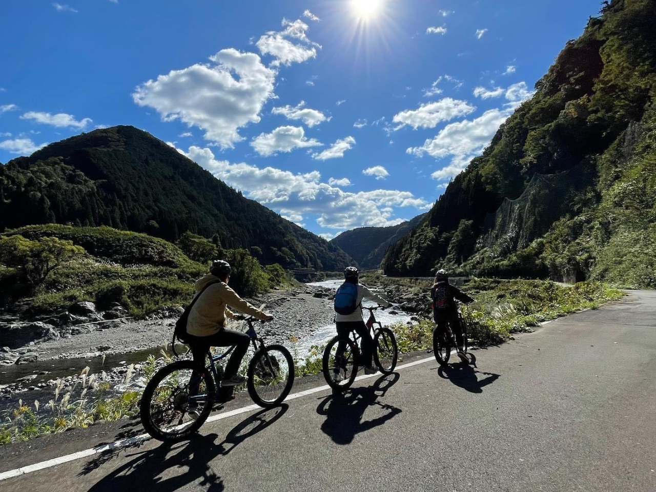 美しい川を眺めながらサイクリング