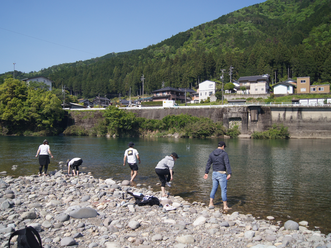 暑い日は川に入るとひんやり気持ちいい