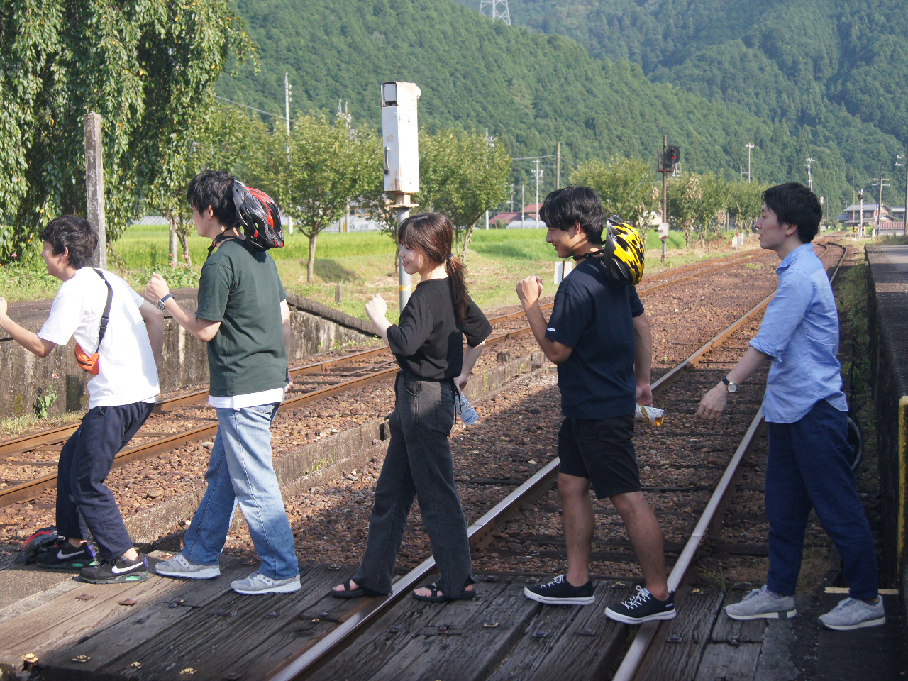 長良川鉄道の駅で休憩