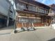 古い町並みの古民家を利用したお店を案内します