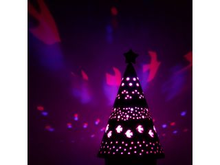 素敵なツリーを作りましょう。バックにホワイト紙を立てて撮影。3色に変化するLEDライト付き。