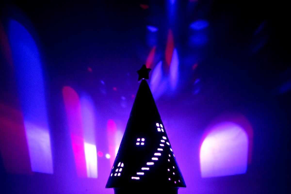 お好きな形の穴を開けていきます。2時間たっぷり穴あけに集中!少しデザインを考えておくといい感じに仕上がります。