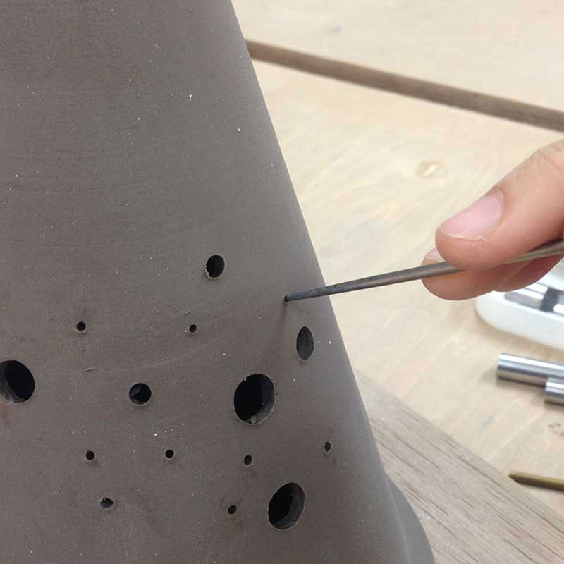 丸穴は簡単にあけることができます。お好きな模様のカットもOK