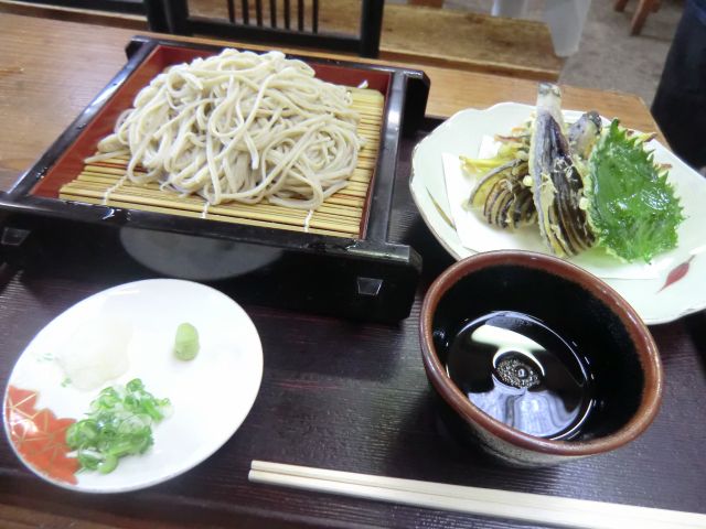 昼食そば(天ぷらは日によって変わります)
