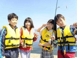 ツアーの始まりは魚釣りから楽しんでもらいますよ!