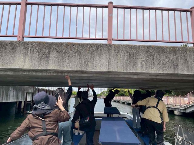 低い橋を通ったり大人も子供も楽しめる運河クルーズです!
