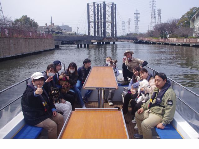 船長と一緒に面白おかしく運河を探検!
