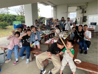 潮風に当たりながら涼しくBBQ!屋根下ですので、雨の心配も不要です。オープンスペースなので、お子様が多くても安心して楽しめます♪