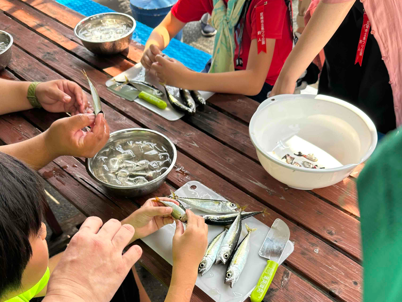 �ނ肪�I���Β����̌��I�X�^�b�t���t���Ďq������ɂ��H�ׂ鋛�𒲗����Ē����܂��B�o���Ȃ��ꍇ�͂�����ł������\�ł��̂ŁA�����S�������I