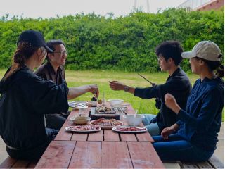 屋根下で雨の心配も不要!オープンスペースなので周りを気にせずお楽しみ下さい!お仕事帰りにもオススメ!