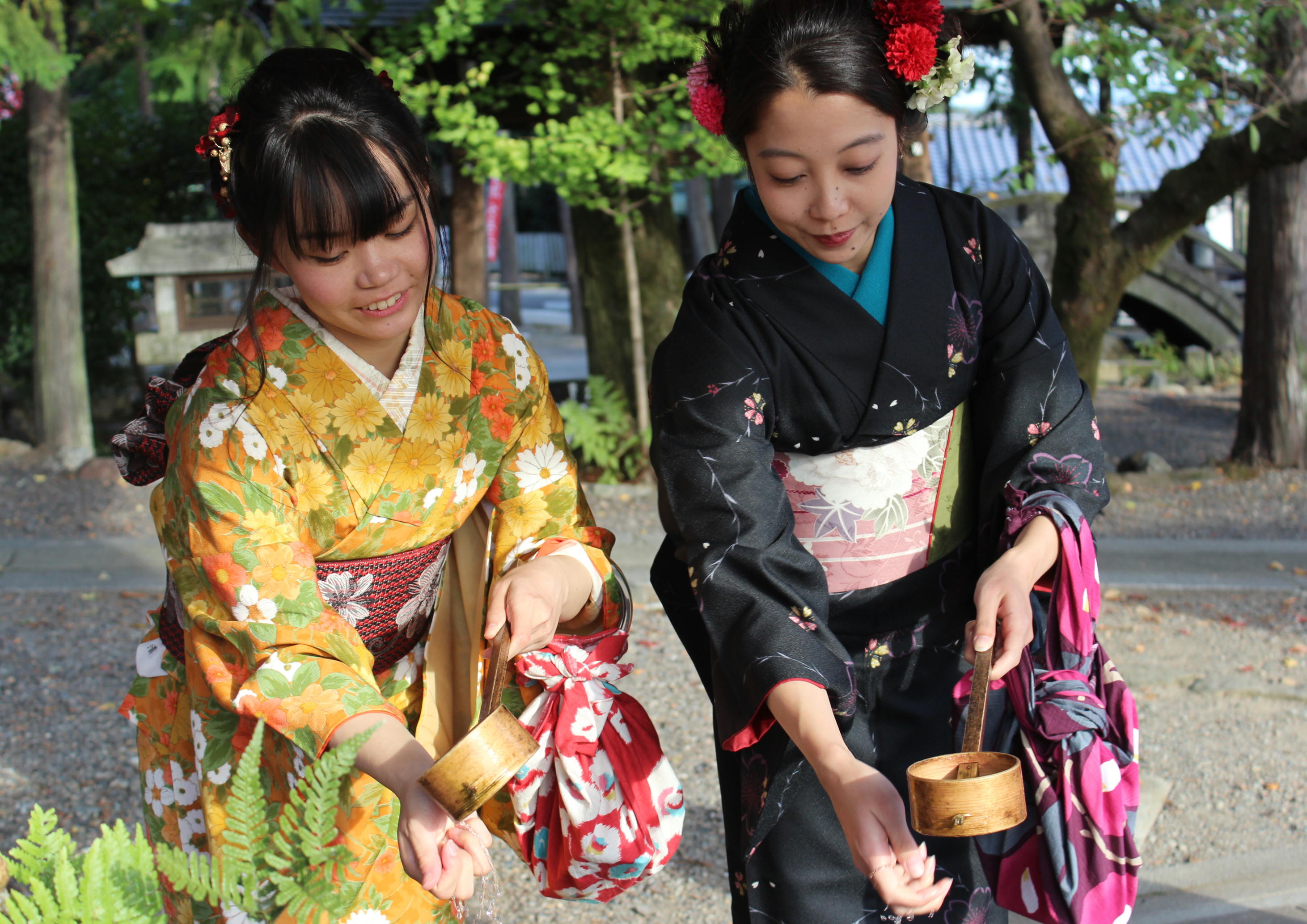 さあ、神社へのお参り前に、手水屋で清めましょう!