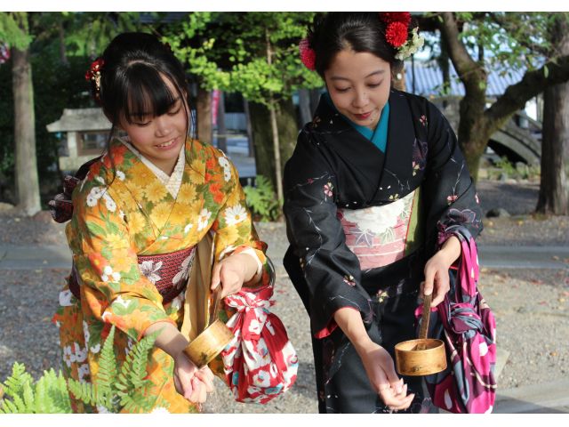 さあ、神社へのお参り前に、手水屋で清めましょう!