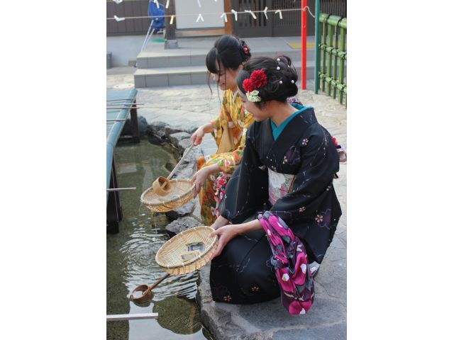 ワクワクが止まらない!洗ったお金が倍になって返ってくる「銭洗い池」で