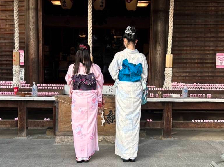 店舗から徒歩3分にある神社でお詣り