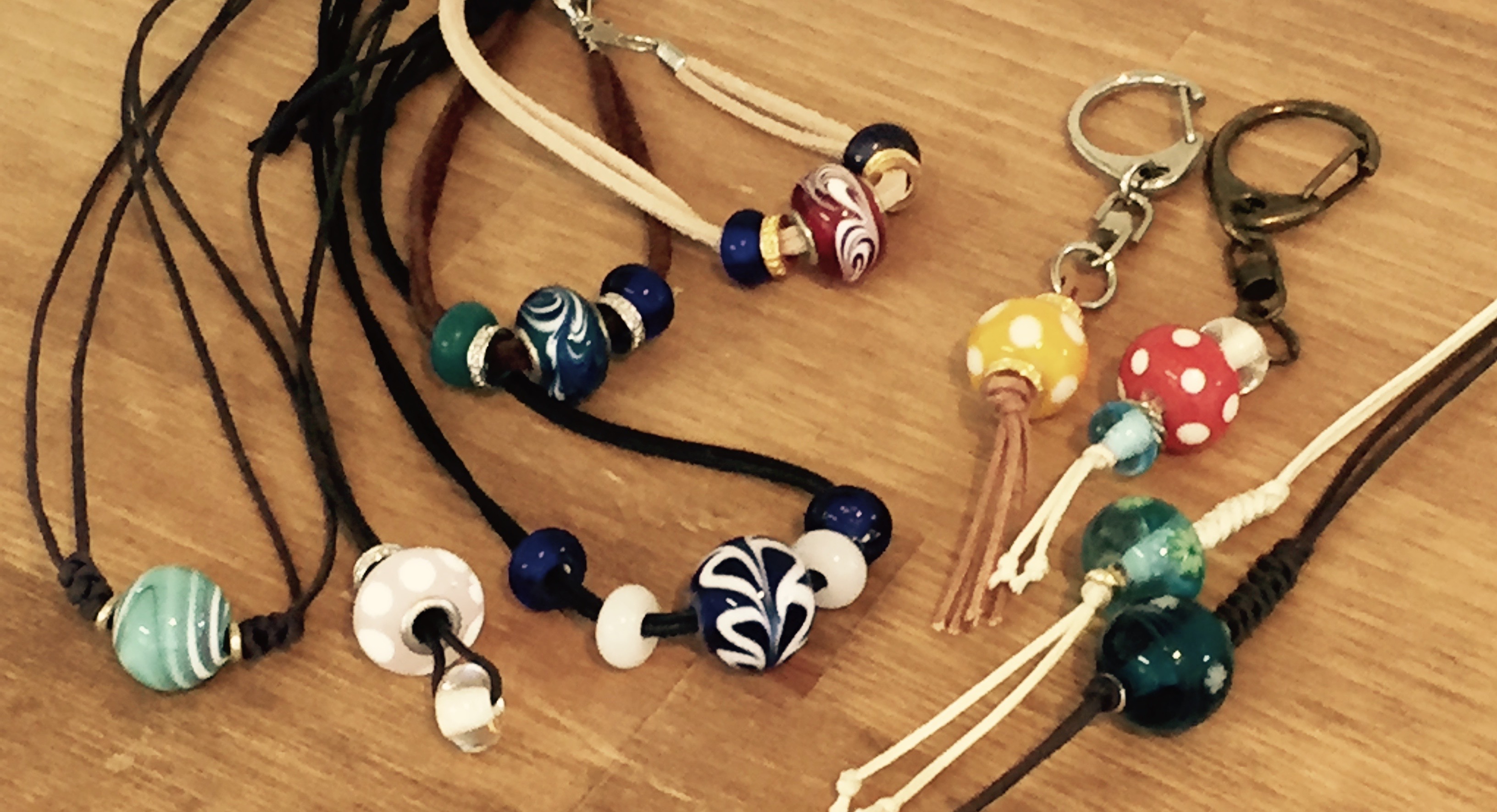 出来上がったとんぼ玉は、ネックレスやブレスレットなど色々なアクセサリーに組み立てできます。