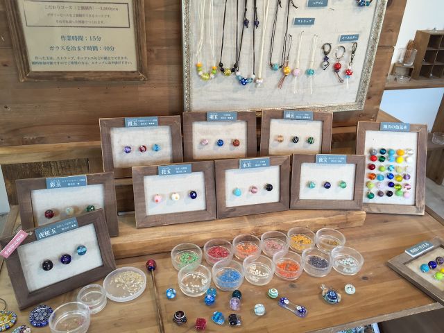 とんぼ玉の模様は10種類、色は50色の中から組み合わせて選べます。