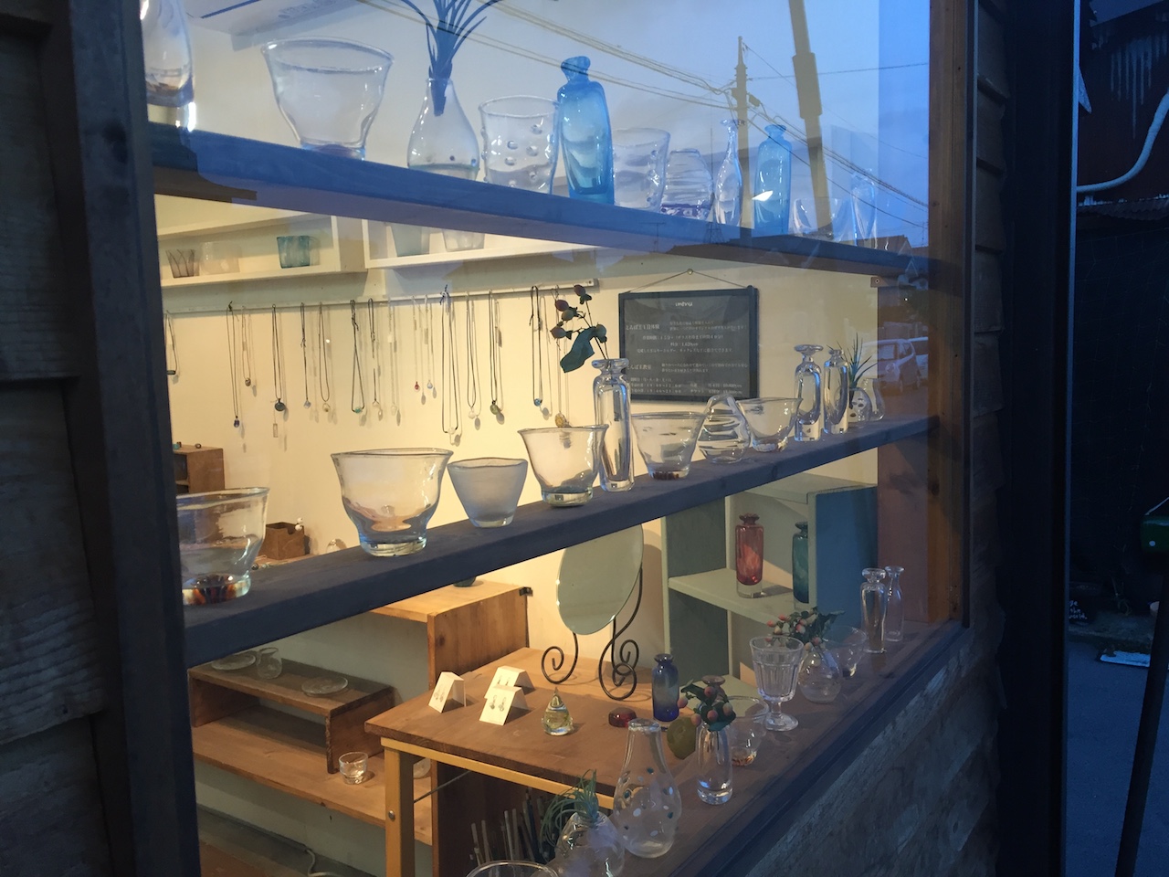 店内には、オリジナルのアクセサリー、器などの販売もしております。