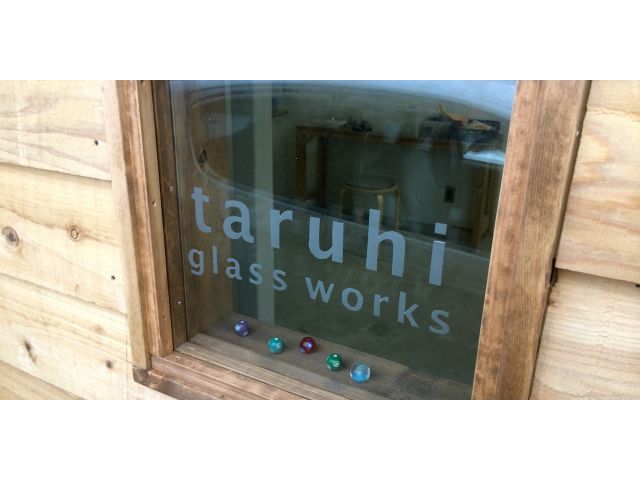 青いドアが目印のお店です。