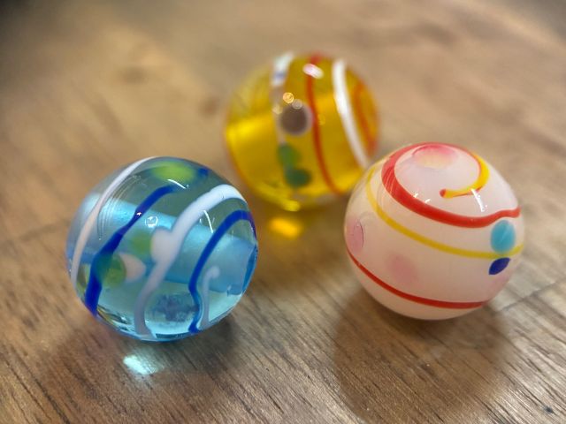 6.7月限定模様「水風船玉」夏祭りの屋台で見かけるカラフルな水風船を、そのままとんぼ玉に閉じ込めたデザインです。