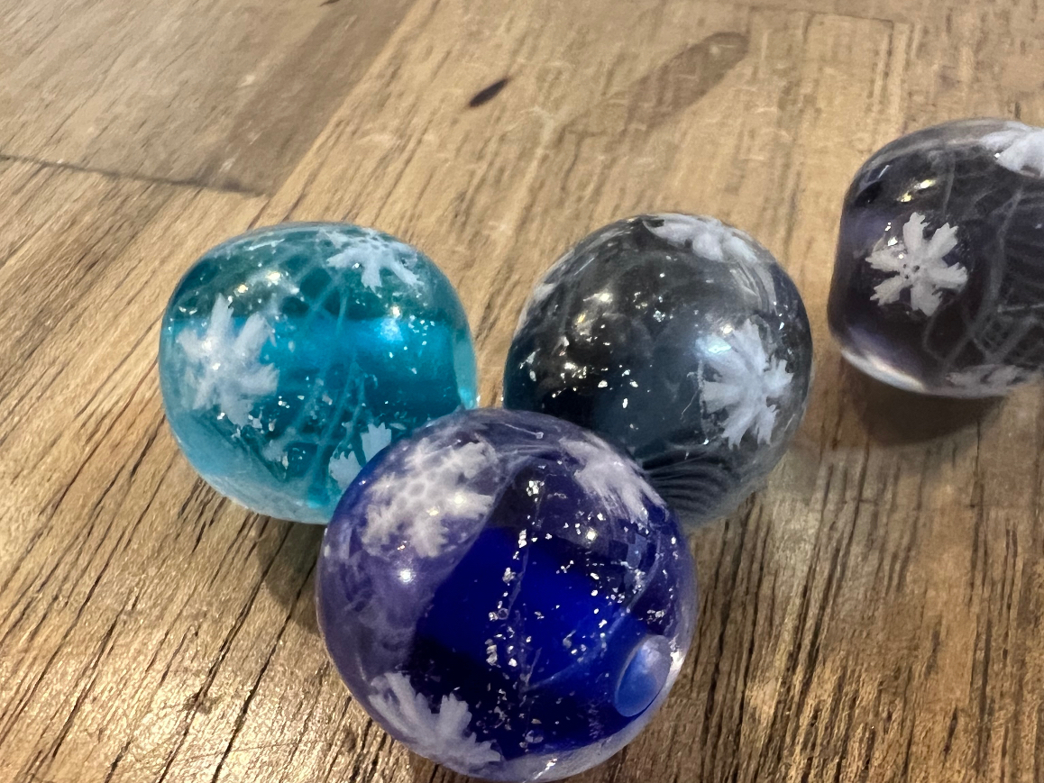 冬限定 A雪花玉(\2,500)  、B氷晶玉(銀箔入り(コチラは\2,500となります。※差額は現地でのお支払いとなります。))