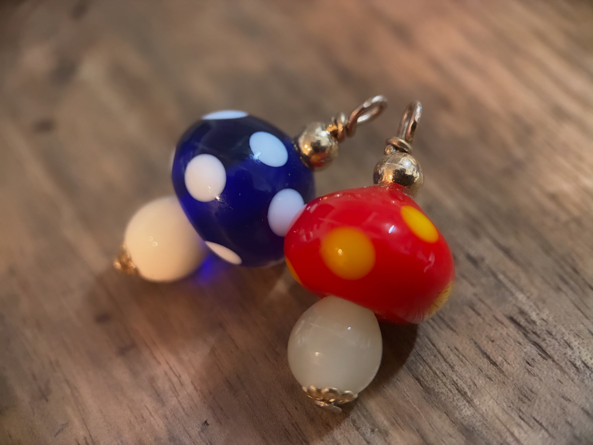 9、10月の期間限定模様『きのこ玉』できあがったとんぼ玉は、そのままアクセサリーにしたり、旅の記念に飾ったり。 新潟旅行の思い出にぴったりです。