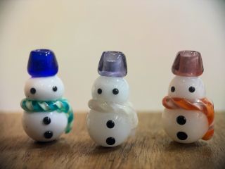 カラフルなレース棒をマフラーに見立てたデザインに、 ちょこんと乗ったガラスの帽子の冬限定のデザインです。※こちらは特別限定2,500円のメニューになります。