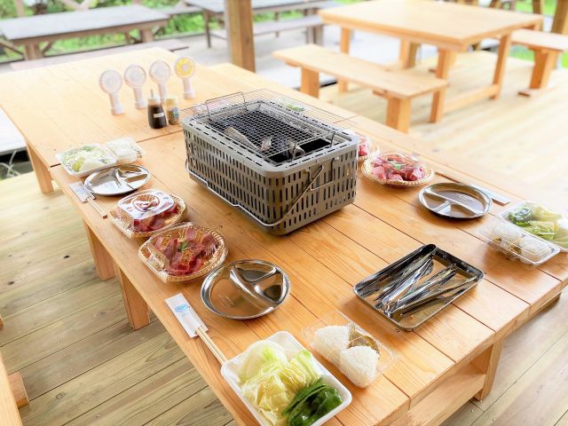 定番 土佐あかうしセット(こだわりの嶺北産)ロース、カルビ、モモの3種盛りに野菜、おにぎり、塩コショー、タレのセット、ハンディ扇風機も無料貸し出し。
