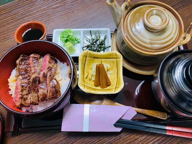 小学生メニューはミニまぶしセット(味噌汁・漬物付)、※タレは有馬醤油のみ