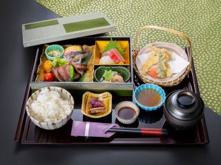 みかわ牛葵弁当♪季節薫る和の弁当♪メインのみかわ牛A5ステーキに、天麩羅、お造り、小鉢、ご飯、赤だし、香の物付き♪