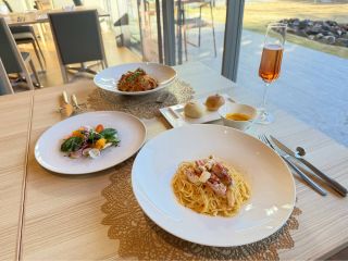 ワタリガニのクリームソースパスタ / 若鳥と野菜のトマトソースパスタ