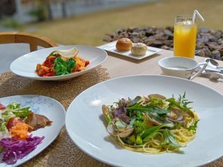 アサリと春野菜のペペロンチーノ / お米豚と彩り野菜のトマトソースパスタ