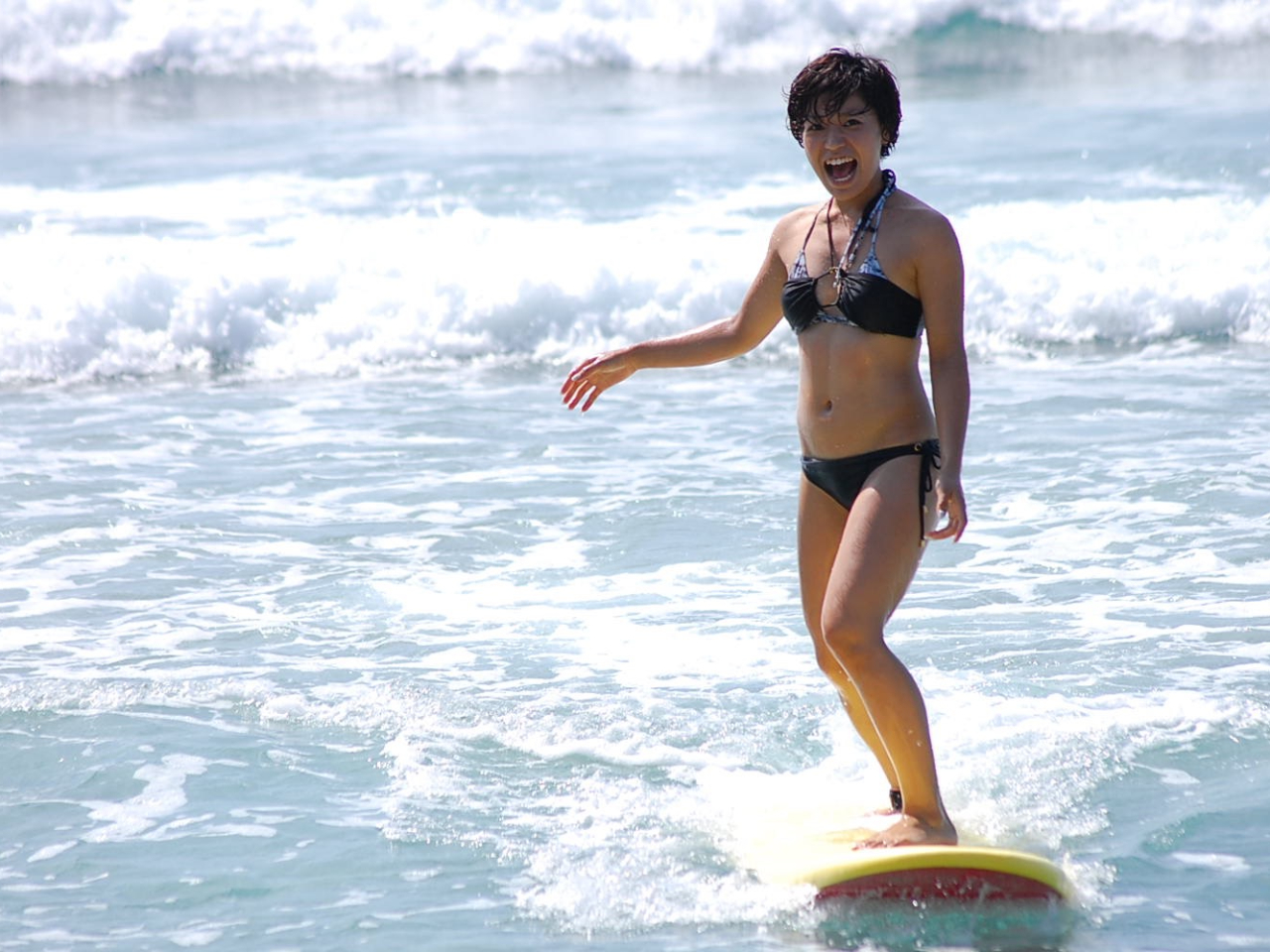 みんなでワイワイ 初めてのサーフィンも安心安全!他社とは違う方法で初めてのサーフィンがあっという間に上達します!