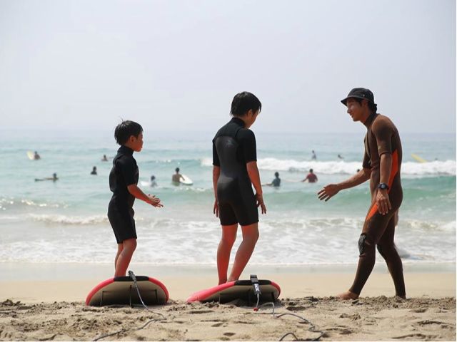 みんなでワイワイ 初めてのサーフィンも安心安全!他社とは違う方法で初めてのサーフィンがあっという間に上達します!