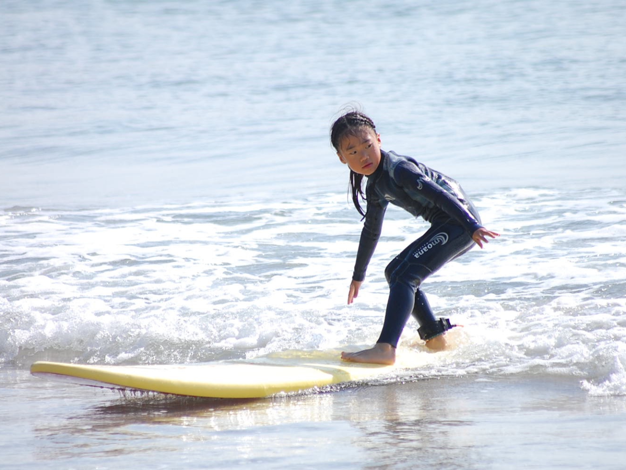 小さなお子様もご覧のとうり!!!!すぐに立てるようになる!伊豆きれいな海を感じましょう!一人でもサーフィン出来るようにもなります!