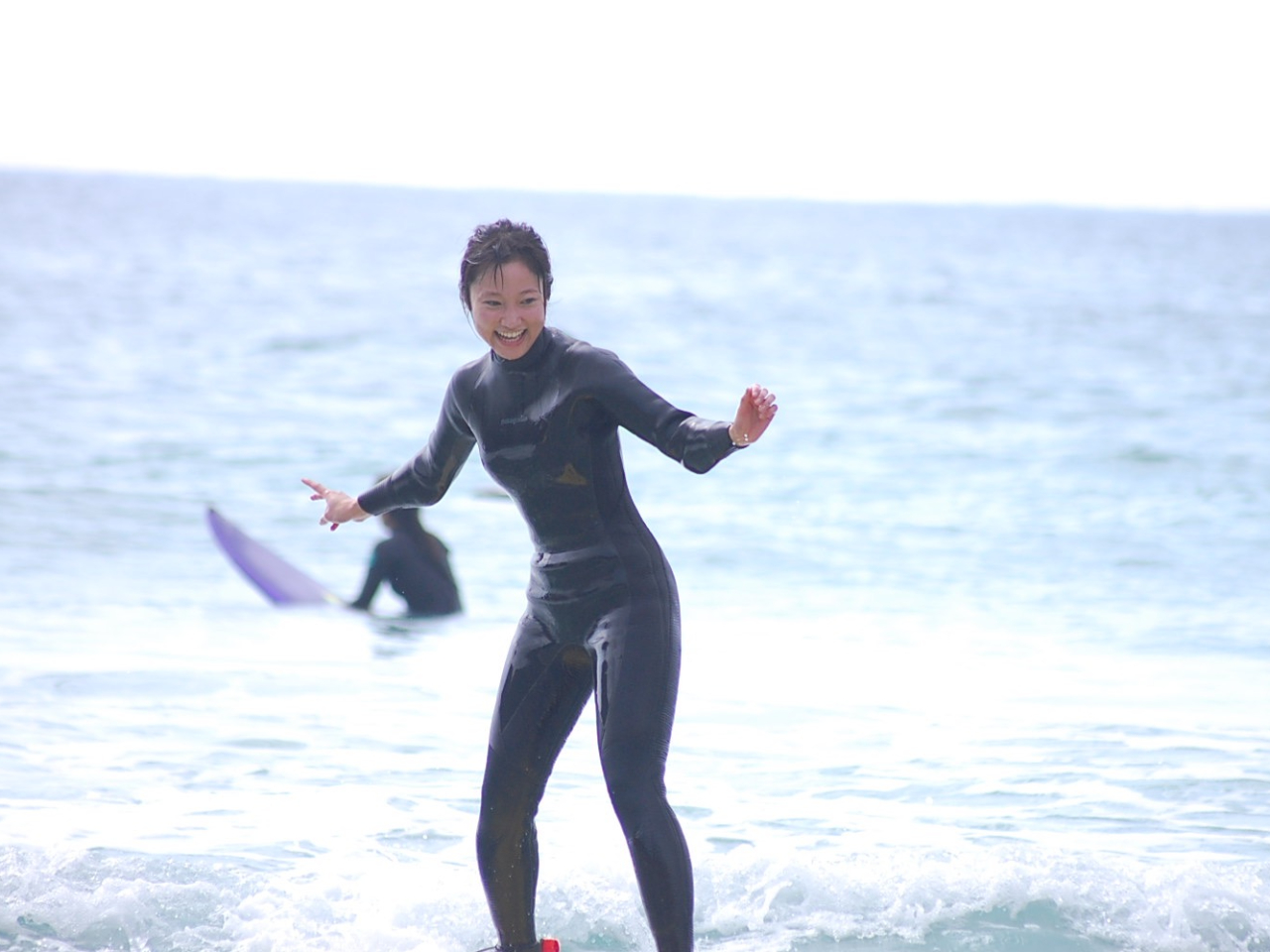 女性でも安心してサーフィンスクールを受けることができます!もちろんお一人からでも団体さまでも可能です!