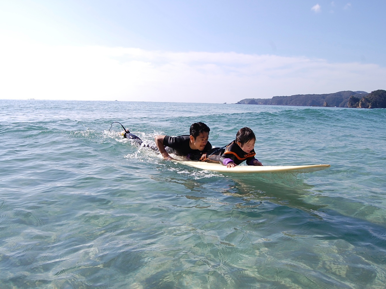 澄んだ海でサーフィン体験!!