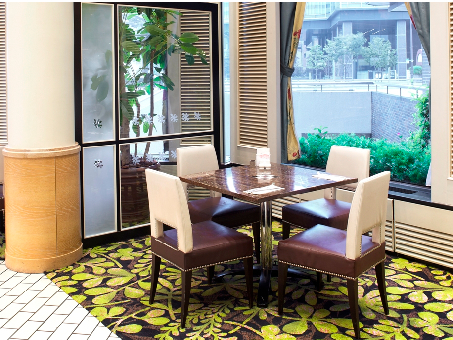 ���ۂ̃e�[�u���Ȃ�\�t�@�ȂȂǂ��p�ӂ��Ă���܂��B