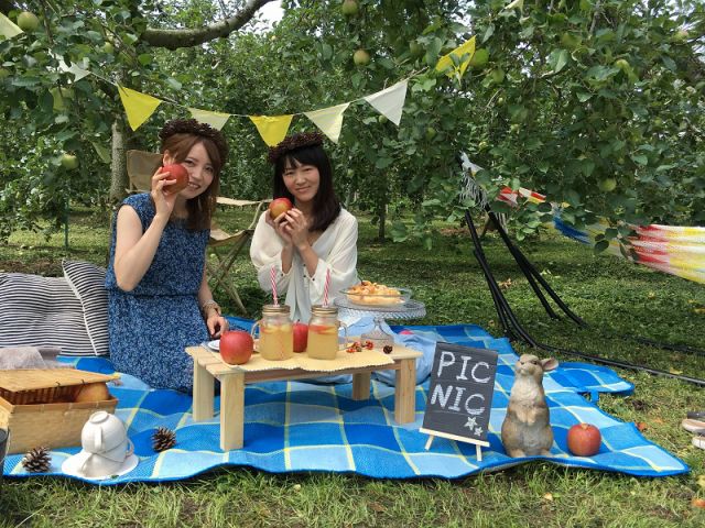 りんごの木の下でレジャーシートを敷いて靴を脱げば、、、味わったことのない解放感!