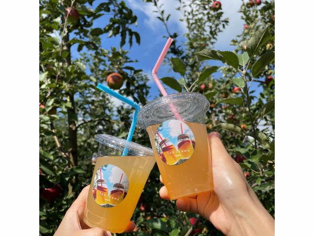 冷えた100%りんごジュースで乾杯!